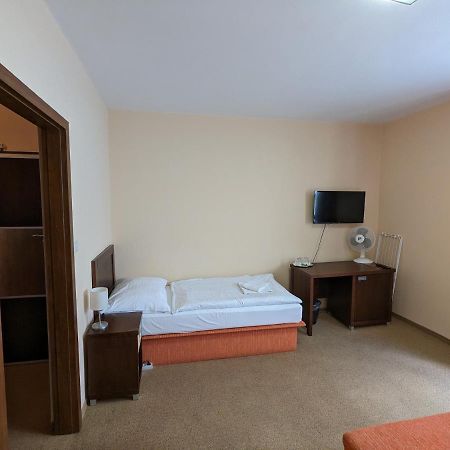 Garni Hotel Cosmopolitan سينيتش المظهر الخارجي الصورة
