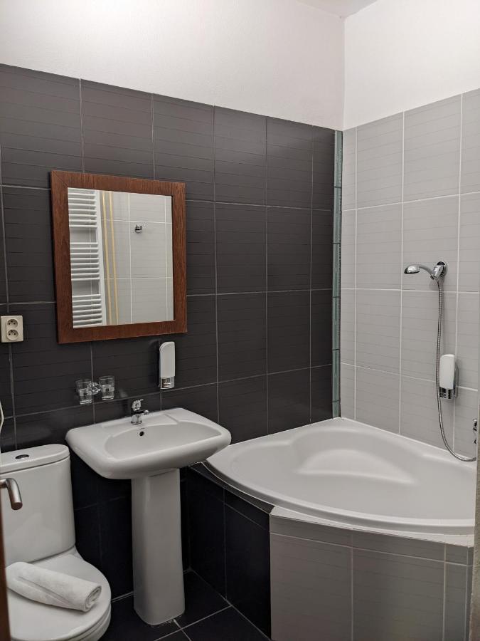 Garni Hotel Cosmopolitan سينيتش المظهر الخارجي الصورة