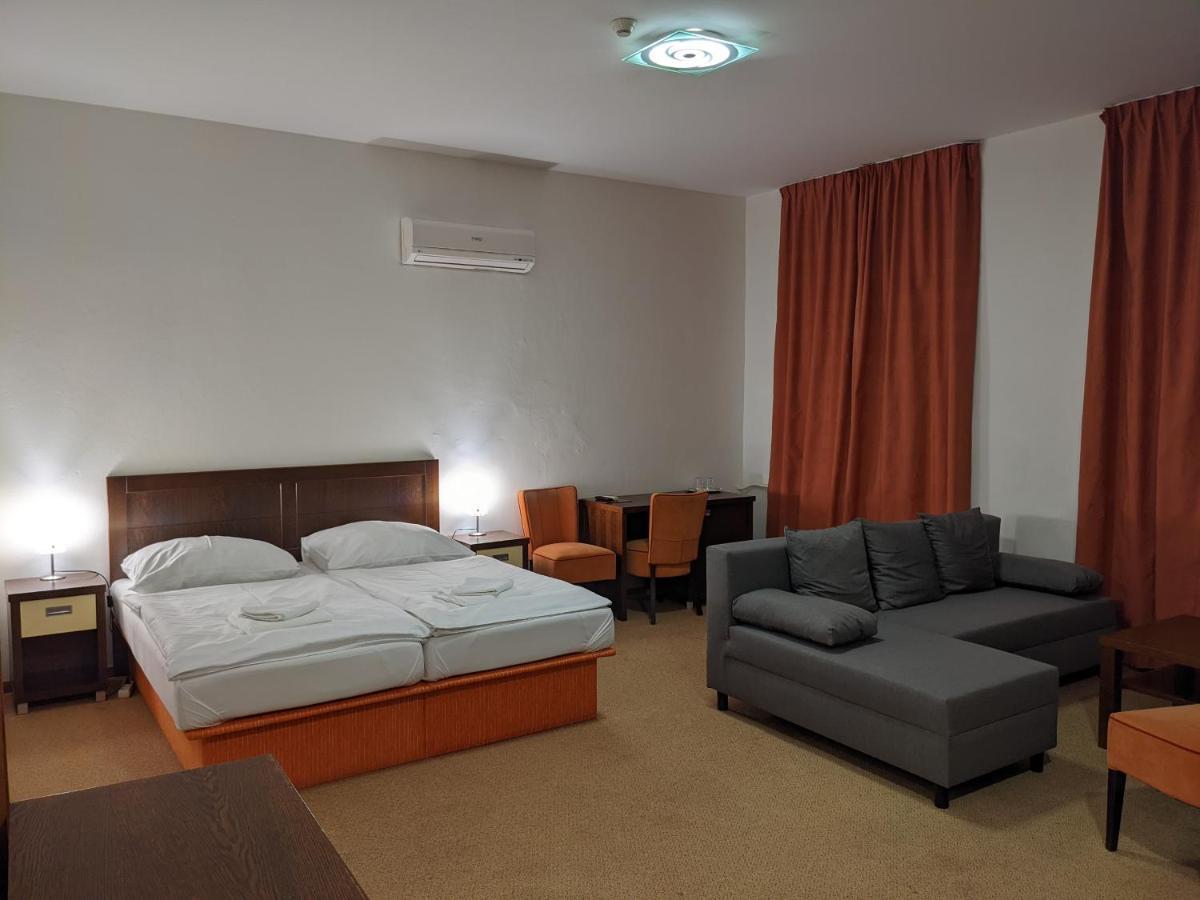 Garni Hotel Cosmopolitan سينيتش المظهر الخارجي الصورة