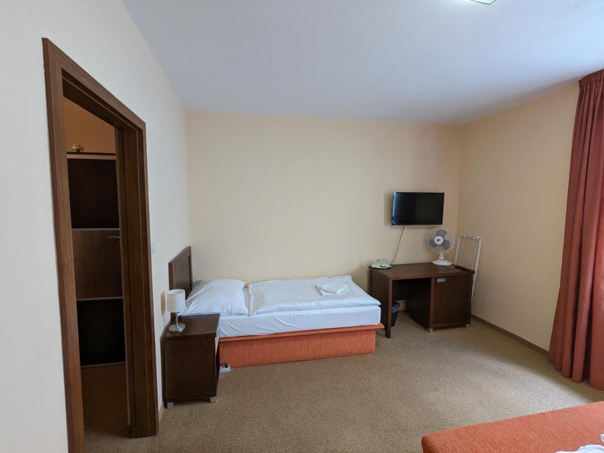 Garni Hotel Cosmopolitan سينيتش المظهر الخارجي الصورة