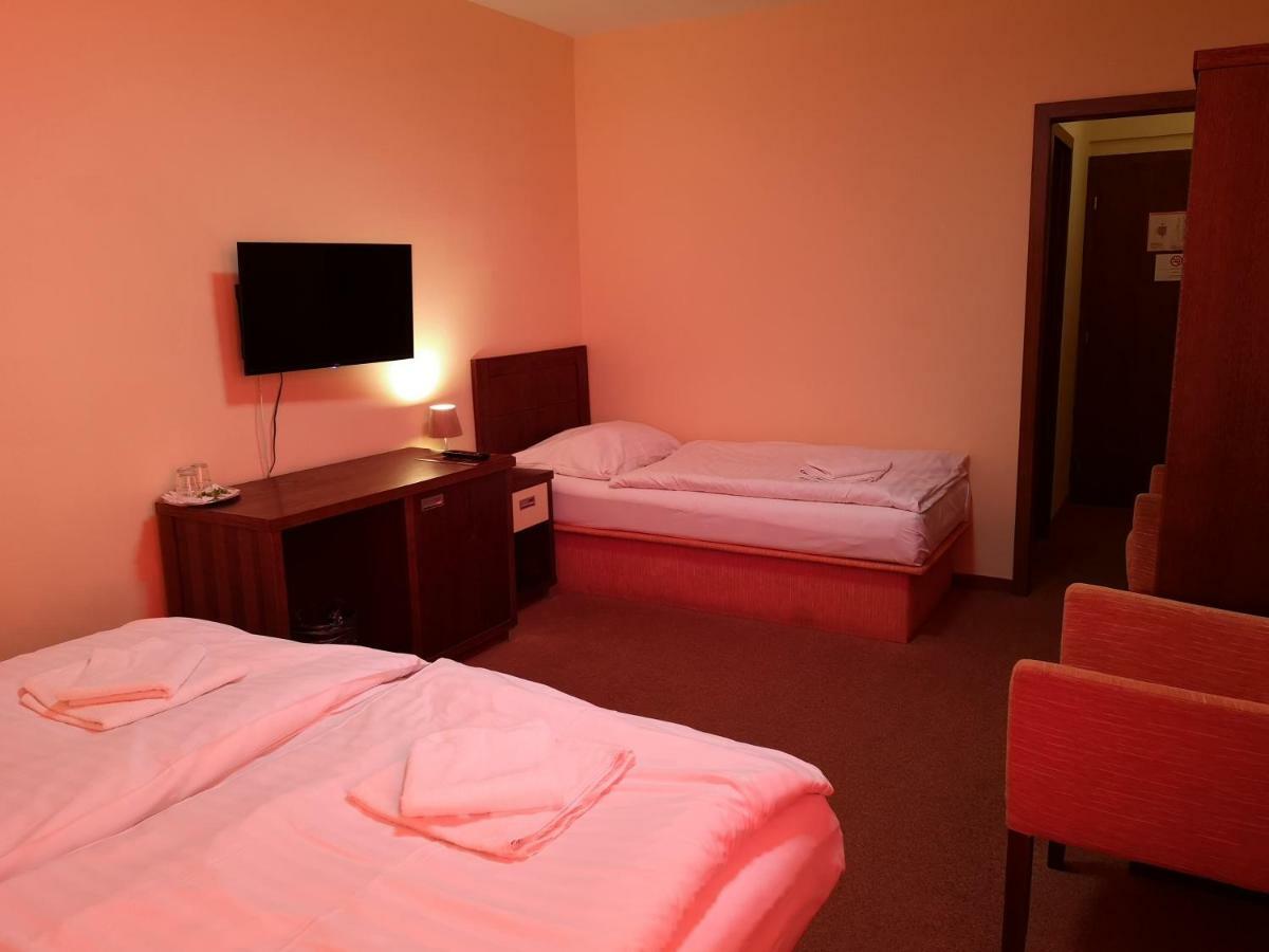 Garni Hotel Cosmopolitan سينيتش المظهر الخارجي الصورة