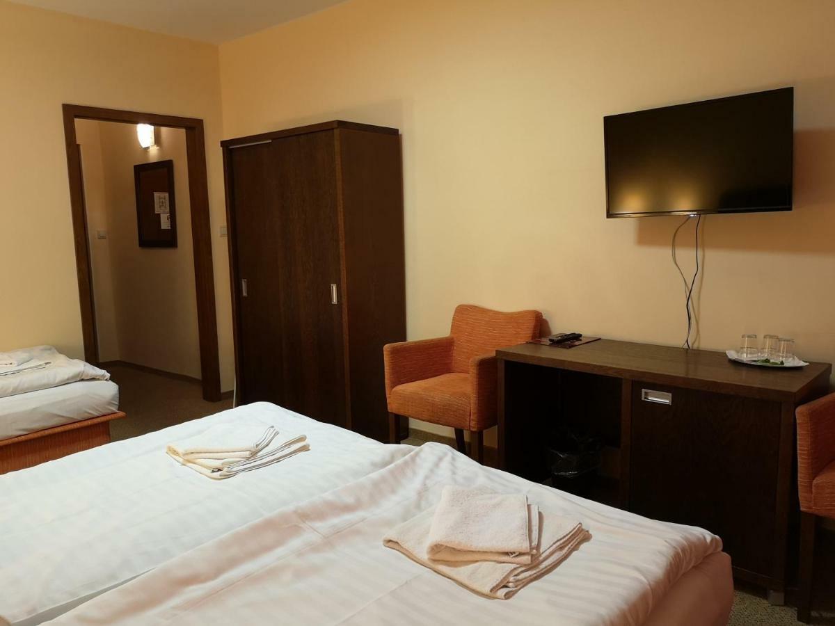 Garni Hotel Cosmopolitan سينيتش المظهر الخارجي الصورة